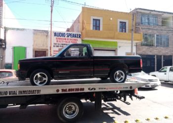 Autoridades aseguran tres automóviles y una motocicleta