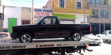 Autoridades aseguran tres automóviles y una motocicleta