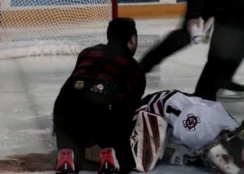 Escalofriante cortada a Jugador de hockey