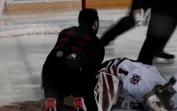 Escalofriante cortada a Jugador de hockey