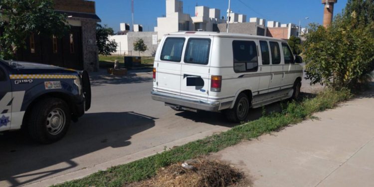 Vagoneta con reporte de robo es localizada, desvalijada