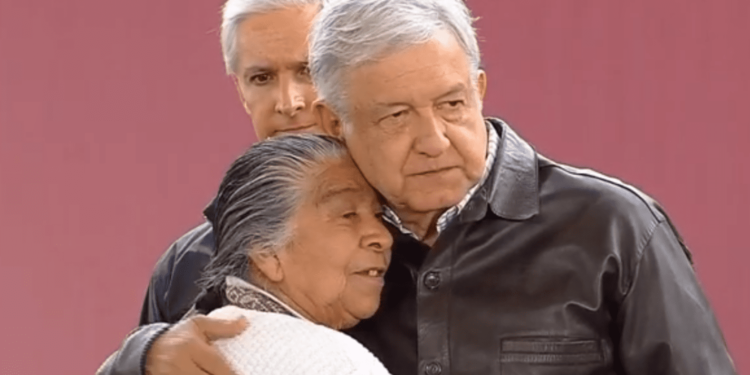 AMLO entrega más de 7 mdp  a adultos mayores