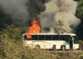 Hombres armados balean casas y queman camión en Coalcomán, Michoacán
