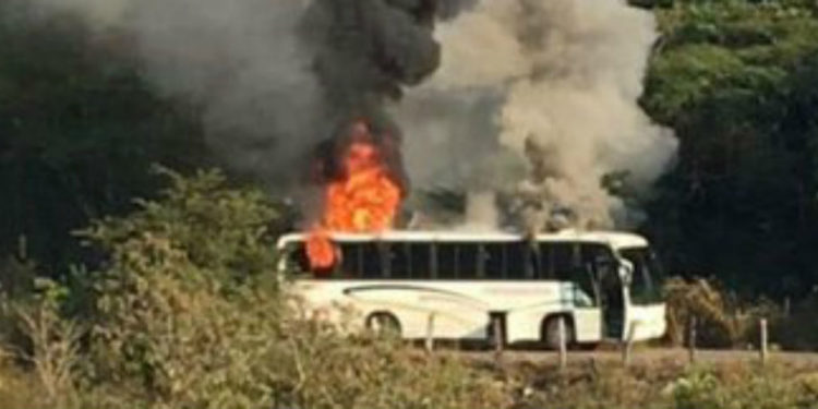 Hombres armados balean casas y queman camión en Coalcomán, Michoacán