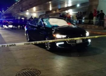 Balean a pareja en vehículo