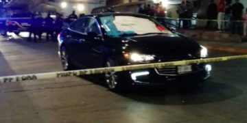 Balean a pareja en vehículo