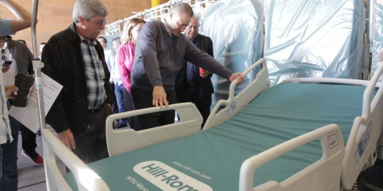 Entregan 180 camas a hospitales de Sinaloa