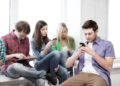 En promedio un mexicano revisa su celular dos horas diarias
