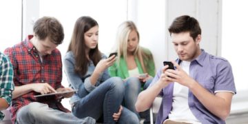 En promedio un mexicano revisa su celular dos horas diarias