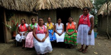Mujeres, buscan rescatar lenguas indígenas en México