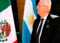 Embajador que robó libro en Argentina ya está en México
