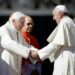 Excardenal acusado de agresiones sexuales sobornó a dos Papas