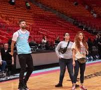 Piqué y Shakira visitan la cancha de Miami Heat