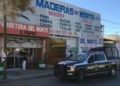 Grupo armado asalta Maderas del Norte, hay un herido