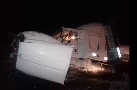 Se vuelca tráiler cargado de carne en la carretera Rioverde