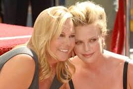 Charlize Theron habla sobre la persona que asesinó a su padre