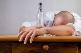 Estrés laboral puede aumentar consumo de alcohol