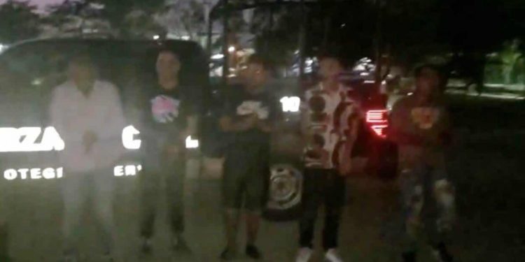 Policías de Nuevo León obligan a bailar ‘Un violador en tu camino’ a detenidos