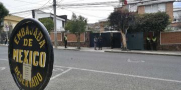 Bolivia acusa a España de enviar a la embajada de México hombres encapuchados y armados