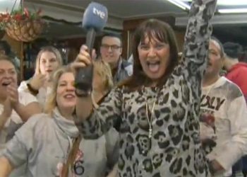 La reportera Natalia Escudero gana la lotería mientras transmitía el sorteo