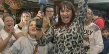 La reportera Natalia Escudero gana la lotería mientras transmitía el sorteo