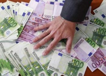 Devuelven a hombre mochila con 337 mil pesos que olvidó en la calle