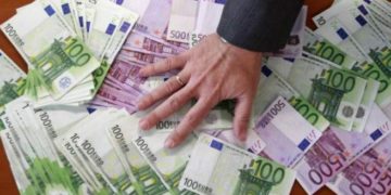Devuelven a hombre mochila con 337 mil pesos que olvidó en la calle