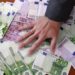 Devuelven a hombre mochila con 337 mil pesos que olvidó en la calle