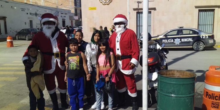 Elementos policíacos de Soledad se visten de Navidad