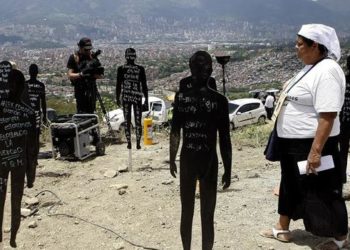 Colombia abre  fosa común de desaparecidos con más de 300 cuerpos enterrados