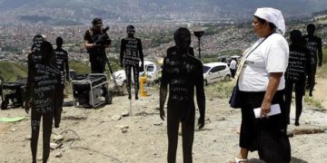 Colombia abre  fosa común de desaparecidos con más de 300 cuerpos enterrados