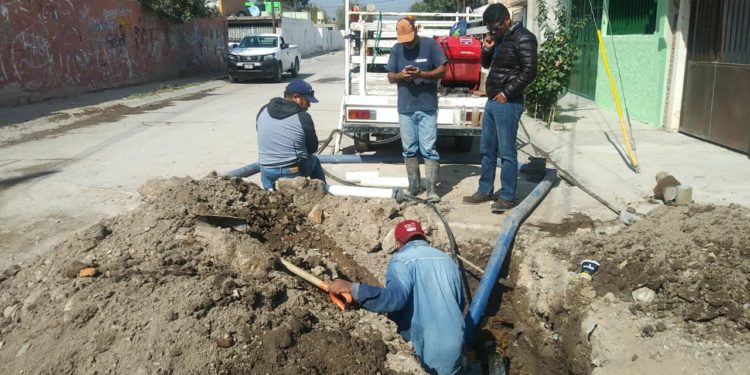 Interapas repara tubería en El Sauzalito