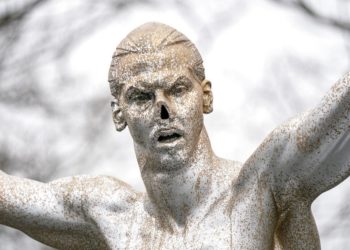 Mutilan la nariz y un pie a estatua de Ibrahimovic