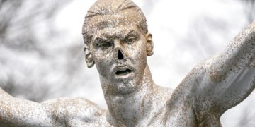 Mutilan la nariz y un pie a estatua de Ibrahimovic
