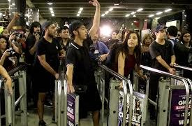 Jóvenes chilenos realizan nueva protesta en estaciones de metro