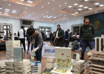 Venden 5 mil ejemplares en primer día de Tendido de Libros en Los Pinos