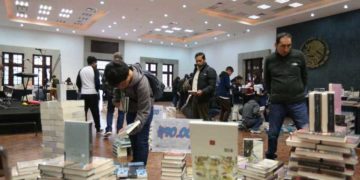 Venden 5 mil ejemplares en primer día de Tendido de Libros en Los Pinos