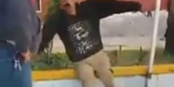 Dan golpiza a ladrón, finge sentirse mal y escapa