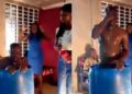 Pastor se baña en agua y obliga a fieles a que la beban