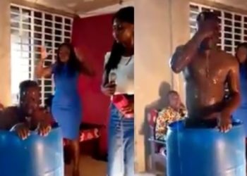 Pastor se baña en agua y obliga a fieles a que la beban