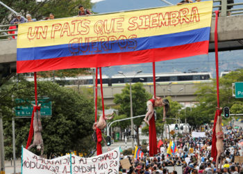 ‘Un país que siembra cuerpos’: Artistas protestan por asesinatos en Colombia