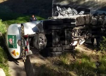 Vuelca pipa de Pemex en la Chamapa-Lechería
