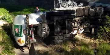Vuelca pipa de Pemex en la Chamapa-Lechería