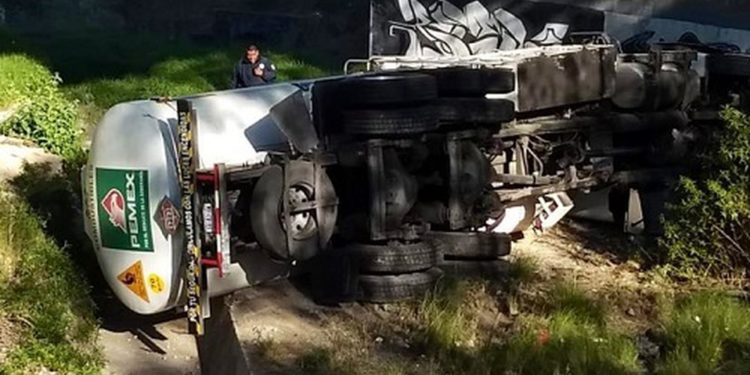Vuelca pipa de Pemex en la Chamapa-Lechería