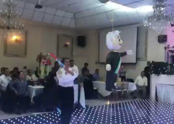 Bancada del PRD rompe piñata de AMLO