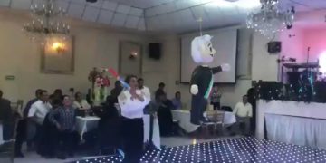 Bancada del PRD rompe piñata de AMLO