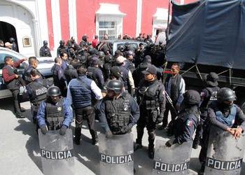 Policías de Amozoc realizan paro por falta de pago