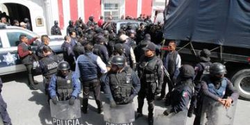 Policías de Amozoc realizan paro por falta de pago
