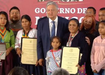 Obtilia Eugenio recibe premio de Derechos Humanos en Palacio Nacional