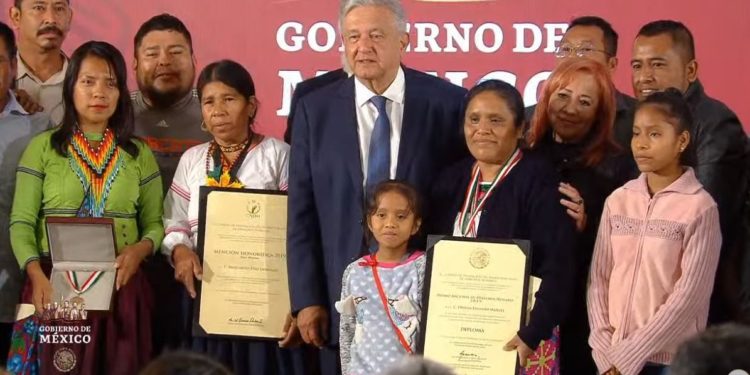 Obtilia Eugenio recibe premio de Derechos Humanos en Palacio Nacional